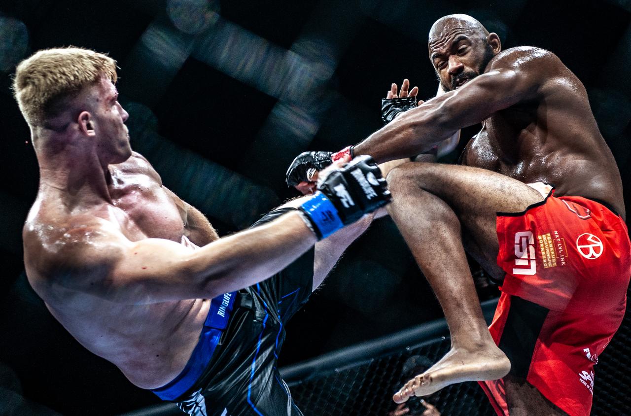 MMA-Kämpfer beim Training im Ring